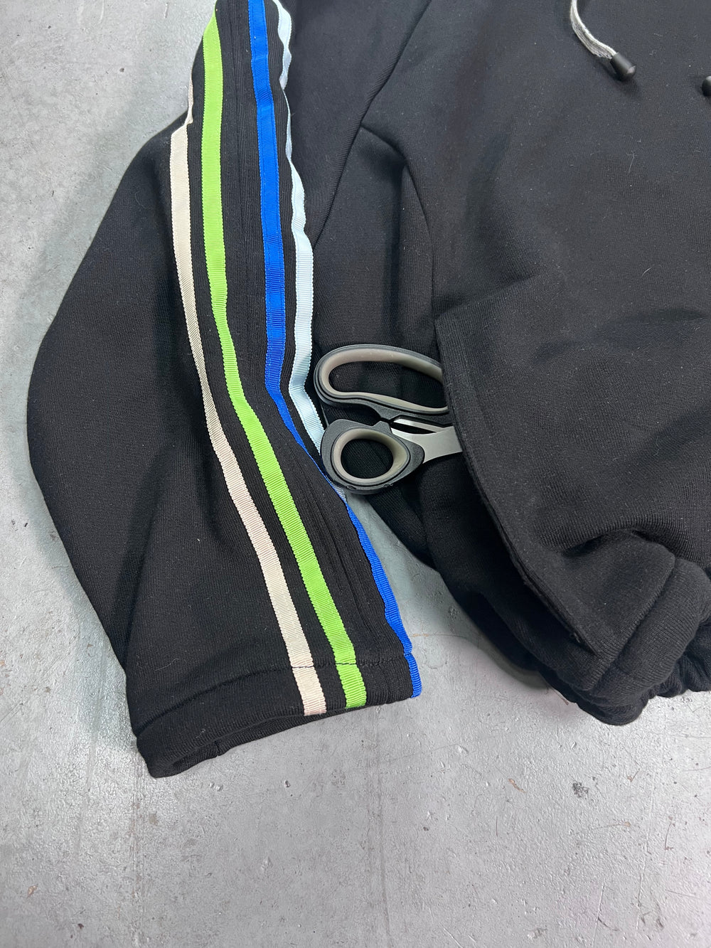HOODIE NERA CON NASTRI COLORATI