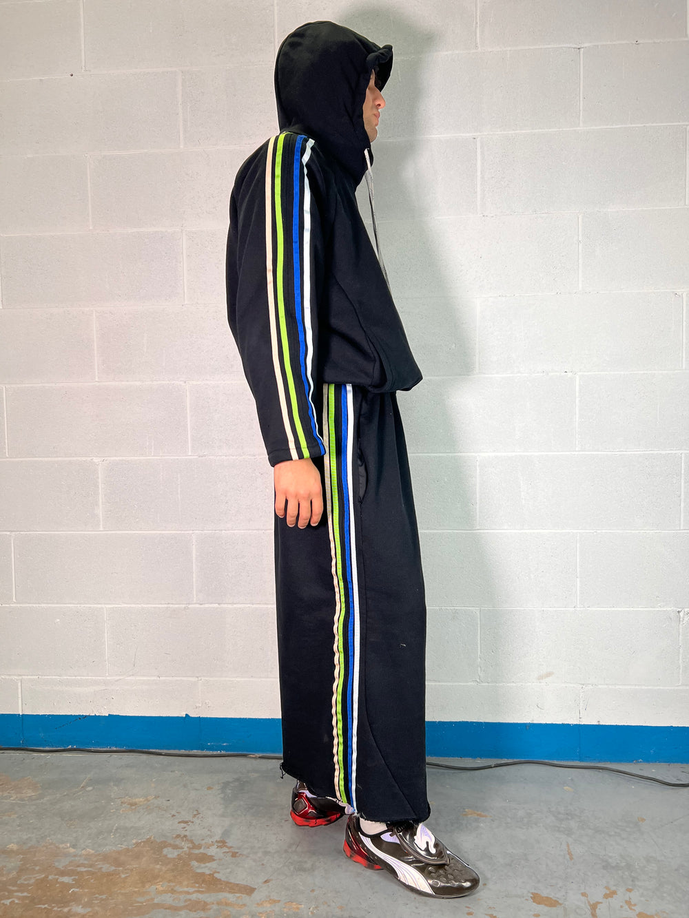 HOODIE NERA CON NASTRI COLORATI
