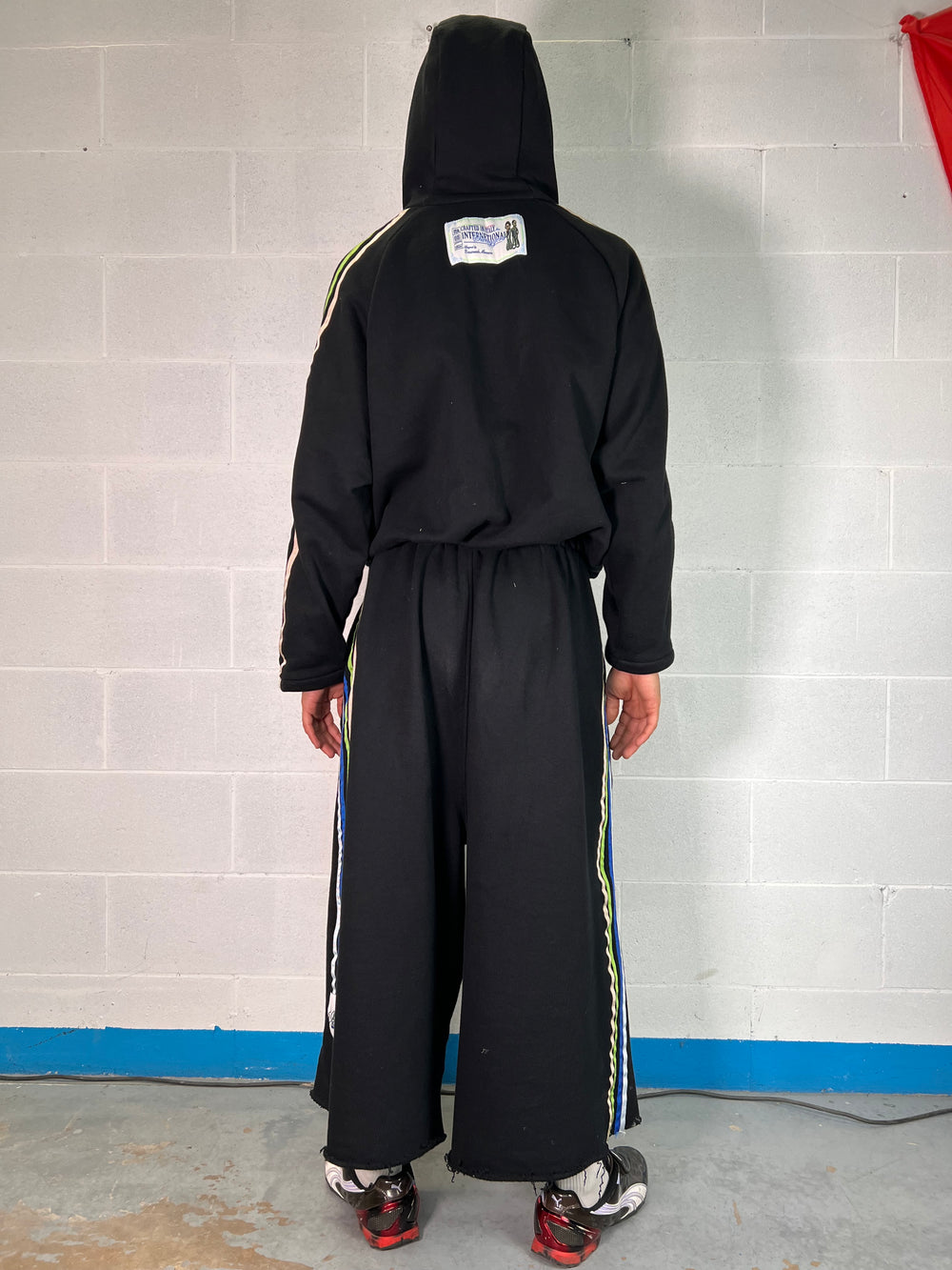 HOODIE NERA CON NASTRI COLORATI