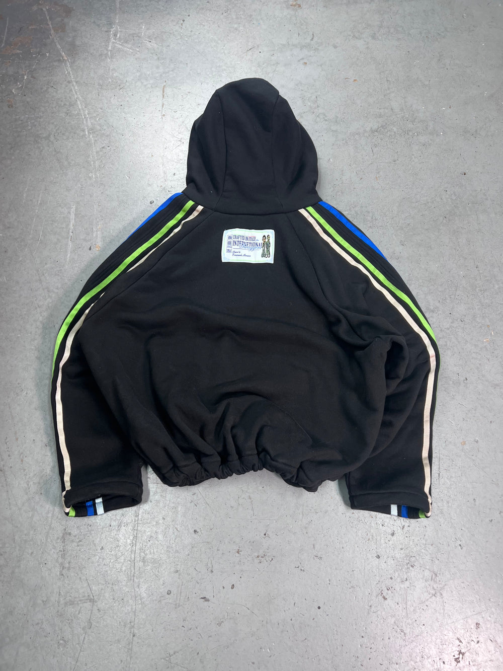 HOODIE NERA CON NASTRI COLORATI