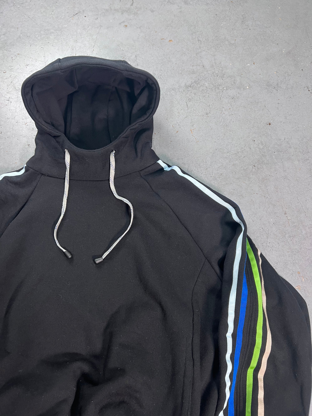 HOODIE NERA CON NASTRI COLORATI