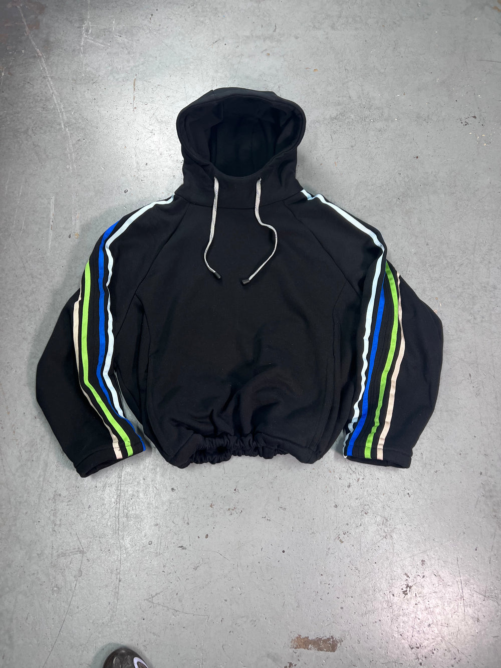 HOODIE NERA CON NASTRI COLORATI